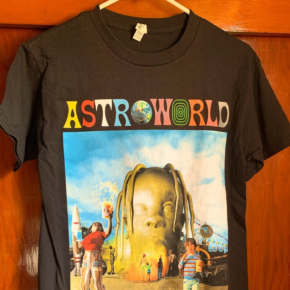 Black, Astro world Travis Scott tee.